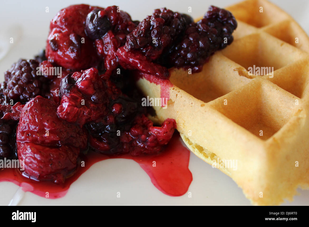 I waffle belgi del segmento con un misto di berry topping. Foto Stock