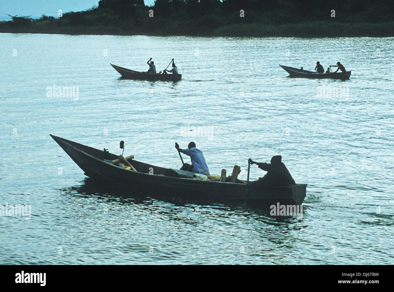 Pescatori sul canale Kazinga paddle fuori verso il Lago Edward, Uganda Foto Stock