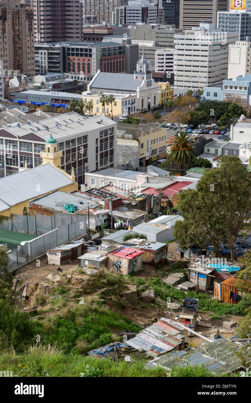 Sud Africa. Città del Capo da Bo-kaap Hill. Baraccopoli alloggiamento alla base della collina in primo piano. Foto Stock