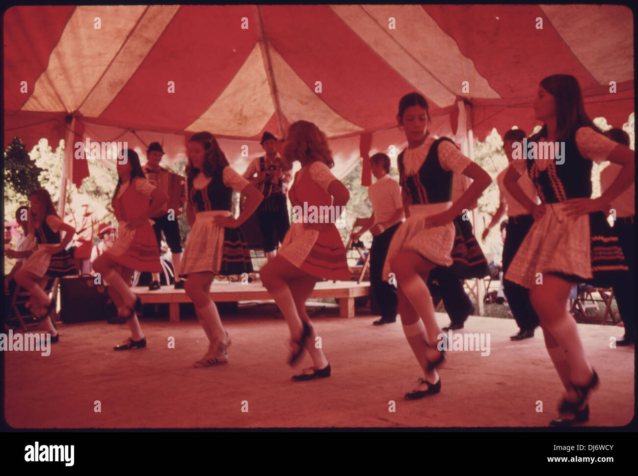 Un gruppo di UNICOI CLOGGERS dalla contea di bianco, GEORGIA ESEGUIRE AMERICAN MOUNTAIN dance routine di polka bavarese . 791 Foto Stock