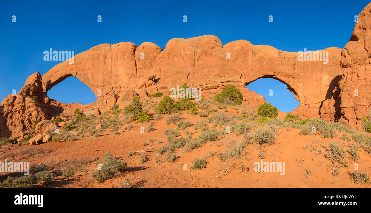 A nord e a sud di Windows, Arches National Park, Utah, Stati Uniti d'America Foto Stock