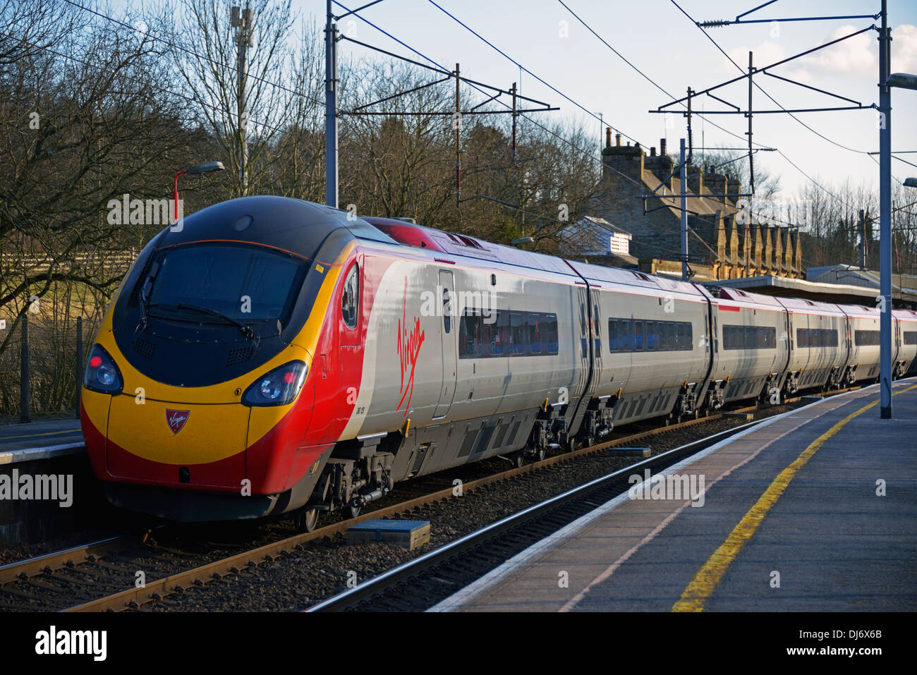 Virgin Trains Classe 390 Pendolino 390 129 "città di Stoke on Trent' alla stazione di Oxenholme, Cumbria, England, Regno Unito , L'Europa. Foto Stock