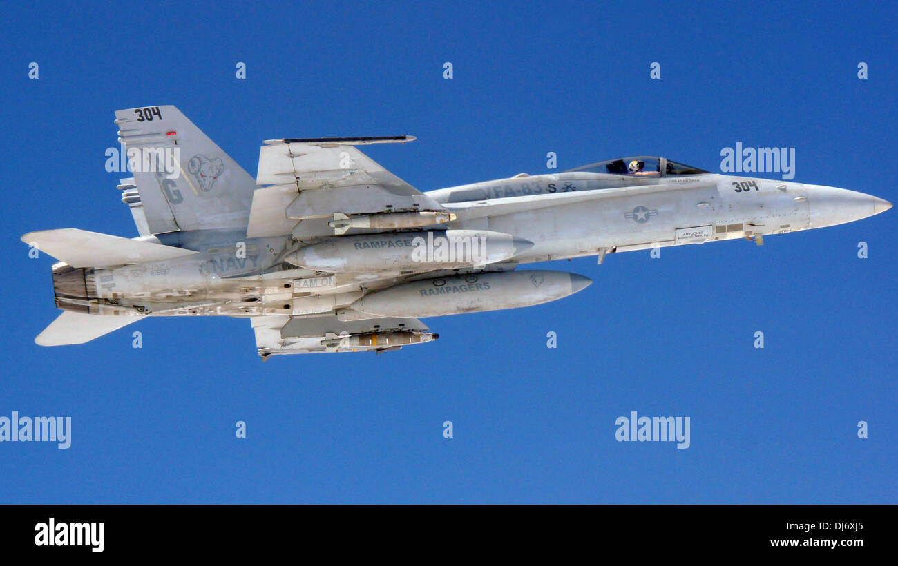 Un US Navy F/A-18C Hornet fighter aircraft conduzione di una missione di combattimento il 9 aprile 2013 nel Nord Mare Arabico. Foto Stock