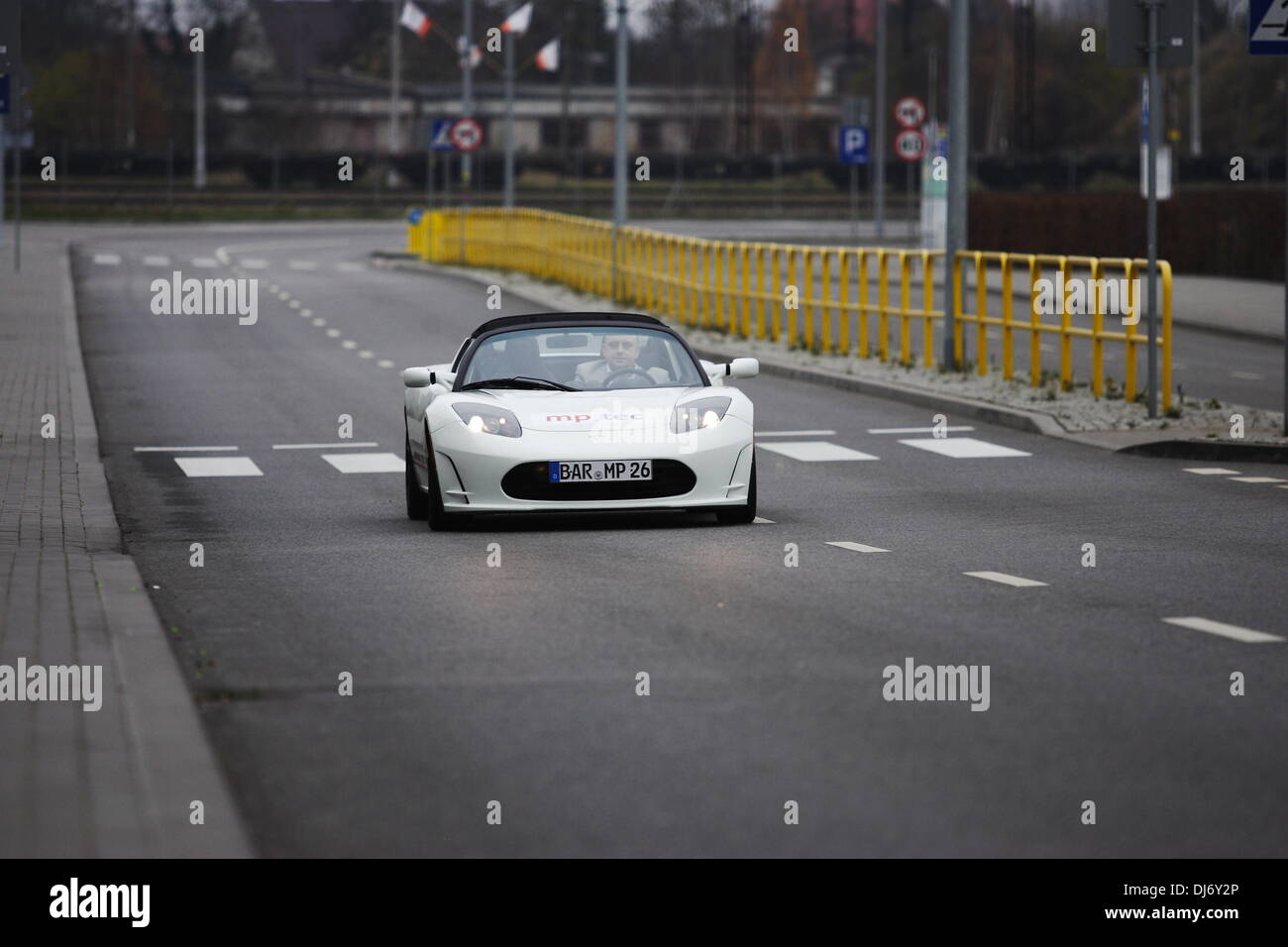 Gdansk, Polonia 23th, novembre 2013 Re:città di riciclaggio ecologico e fiera. Tesla vettura sportiva elettrica presentazione. La Tesla Roadster è una batteria del veicolo elettrico auto sportive prodotte dalla lingua inglese Tesla Motors Company. Credito: Michal Fludra/Alamy Live News Foto Stock