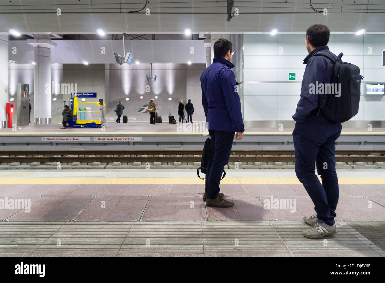 Pendolari in attesa di treni ad alta velocità nella stazione centrale, un nuovissimo e molto moderna stazione ferroviaria di Bologna, Italia Foto Stock