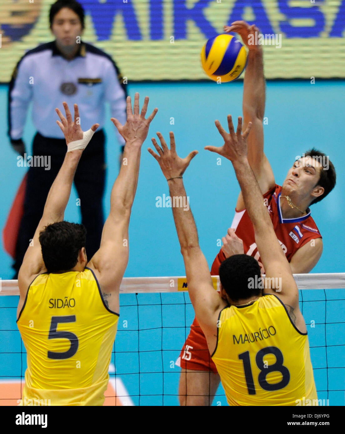 Tokyo, Giappone. 23 Nov, 2013. Dmitriy Ilinykh (posteriore) dei picchi di Russia la sfera durante il FIVB World Grand Champions Cup 2013 contro il Brasile a Tokyo Metlopolitan palestra in Tokyo, Giappone, nov. 23, 2013. La Russia ha vinto 3-2. Credito: Stringer/Xinhua/Alamy Live News Foto Stock