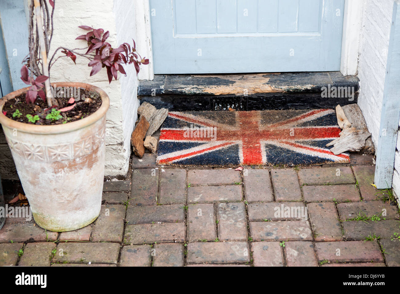 Union Jack flag zerbino e potplant presso la porta della casa di Londra  Foto stock - Alamy