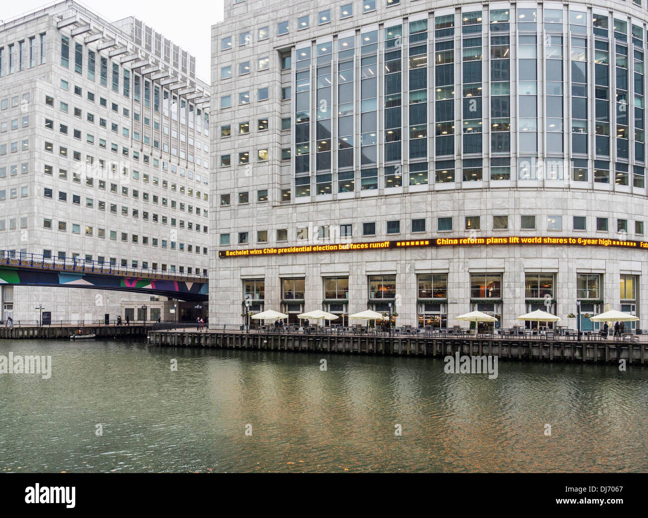 Notizie e 'tutti i Bar None' pub al centro Dock, Reuters Plaza, Canary Wharf, Londra Foto Stock
