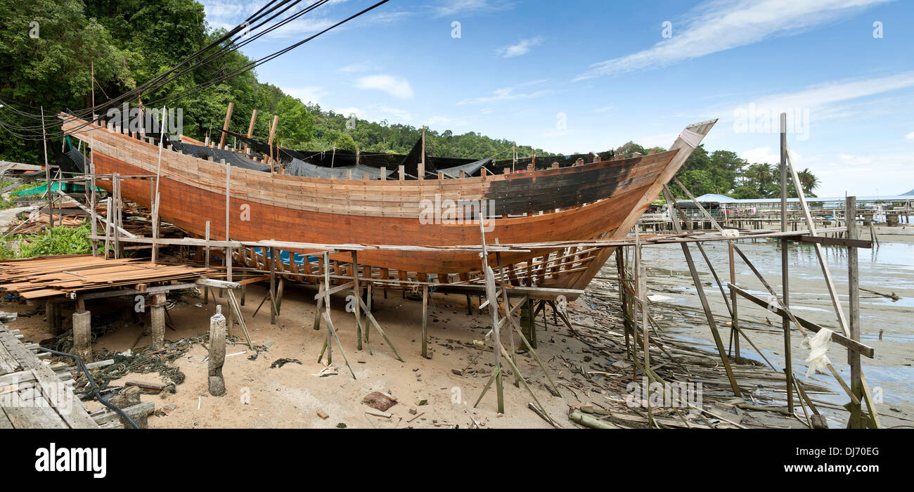 Legno duro tradizionali di costruzione navale, Pulau Pangkor, Malaysia Foto Stock