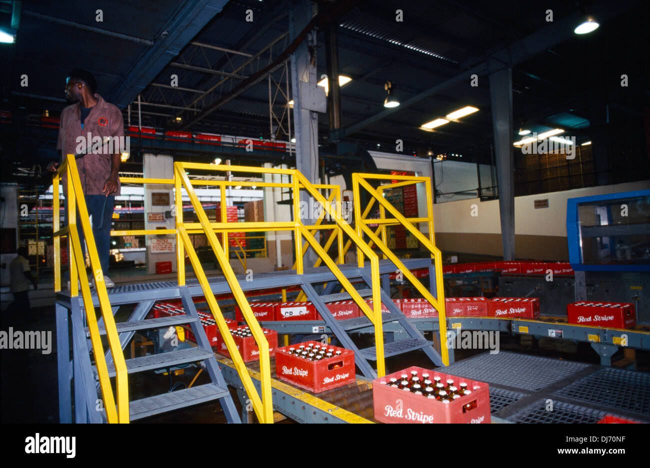 Kingston in Giamaica Red Stripe birra in casse mobili su nastro trasportatore in fabbrica Foto Stock