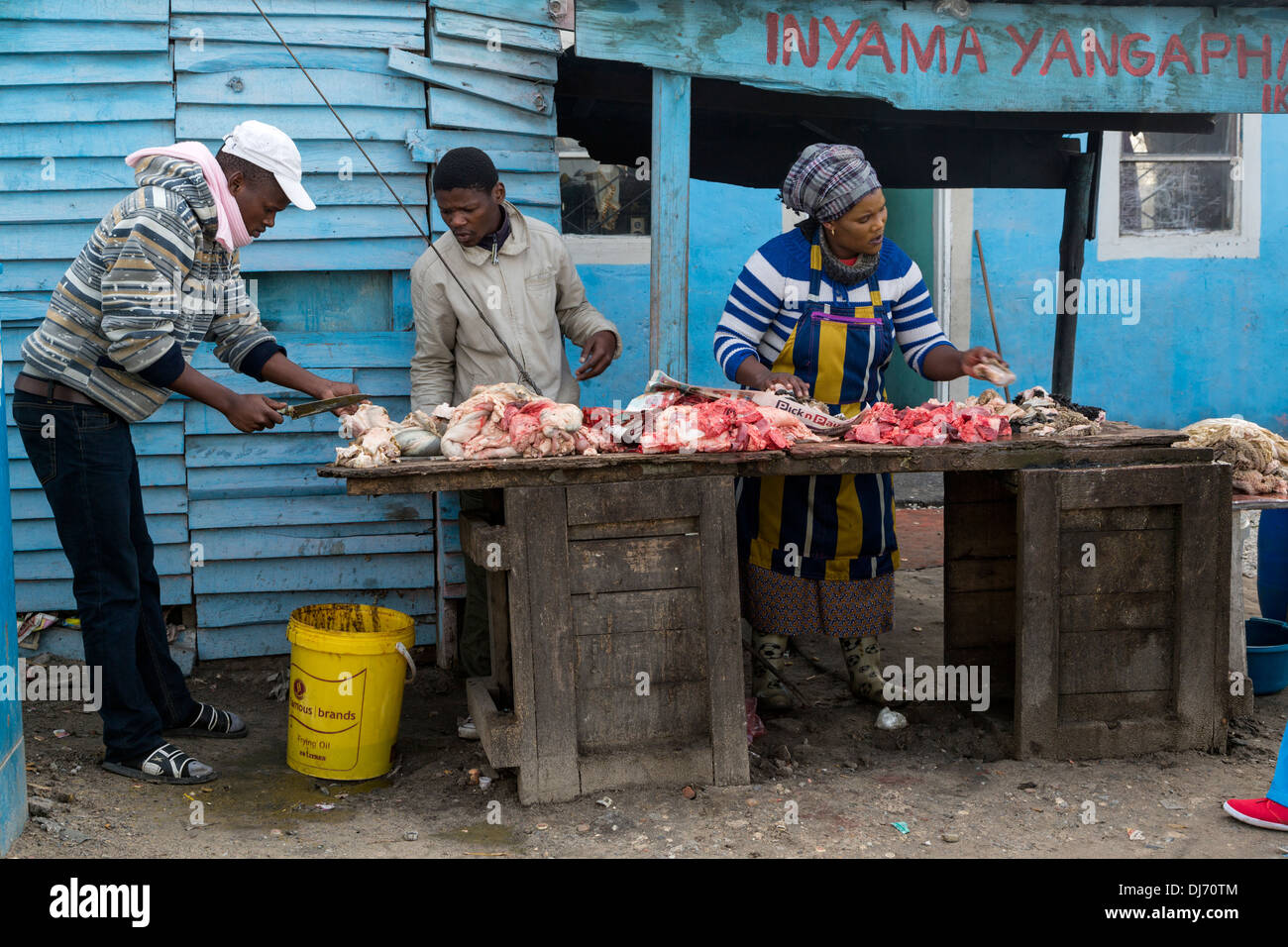 Sud Africa, Cape Town, Guguletu Township. Angolo di strada macelleria. Foto Stock