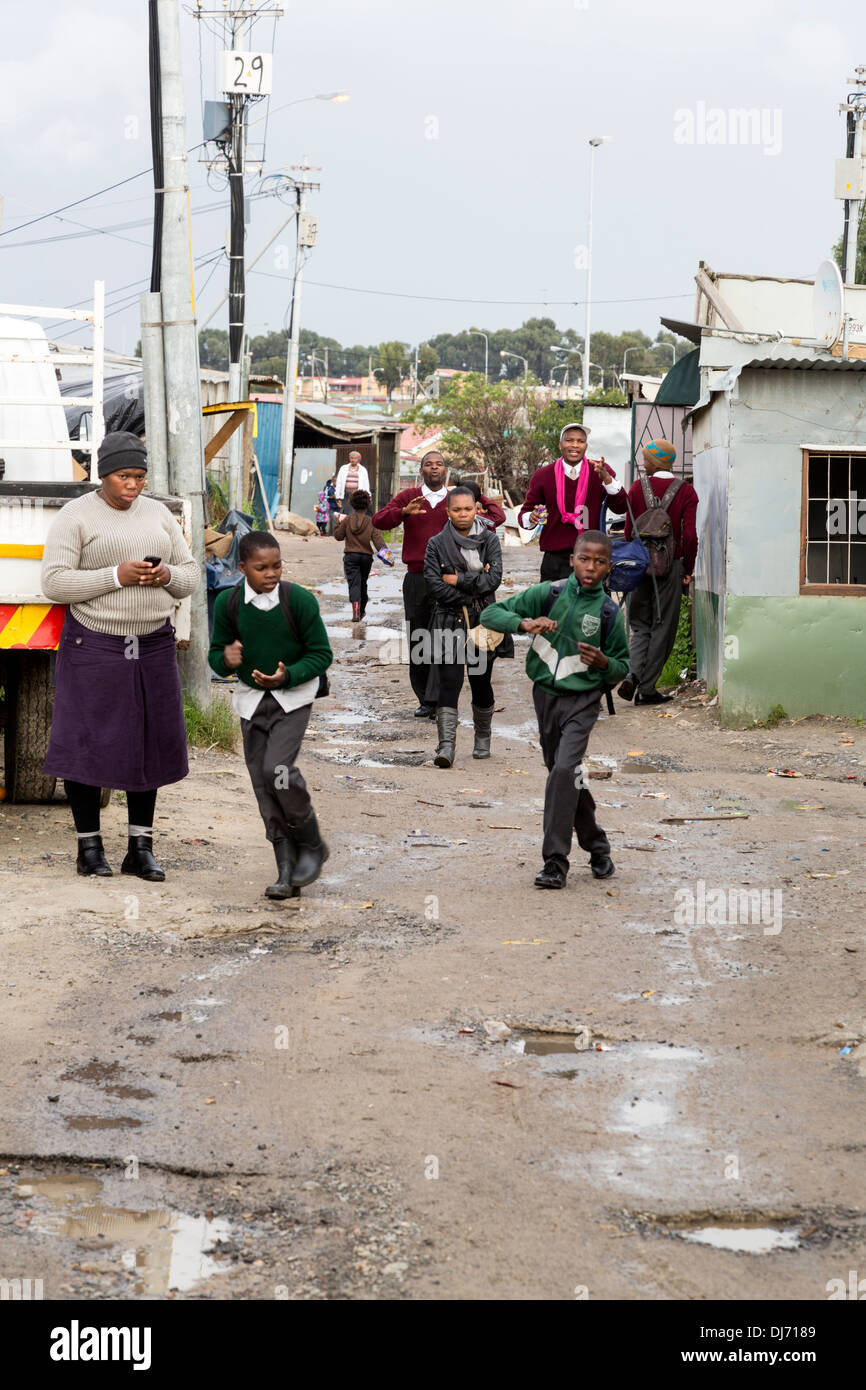 Sud Africa, Cape Town. Gli studenti che vanno a scuola in un Guguletu Township Street. Foto Stock