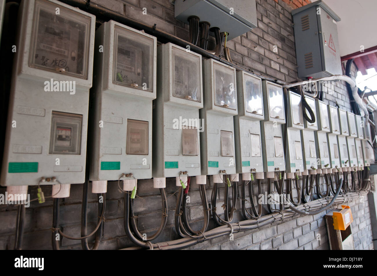 I contatori di elettricità e le scatole dei fusibili nella zona dell'Hutong a Pechino, Cina Foto Stock