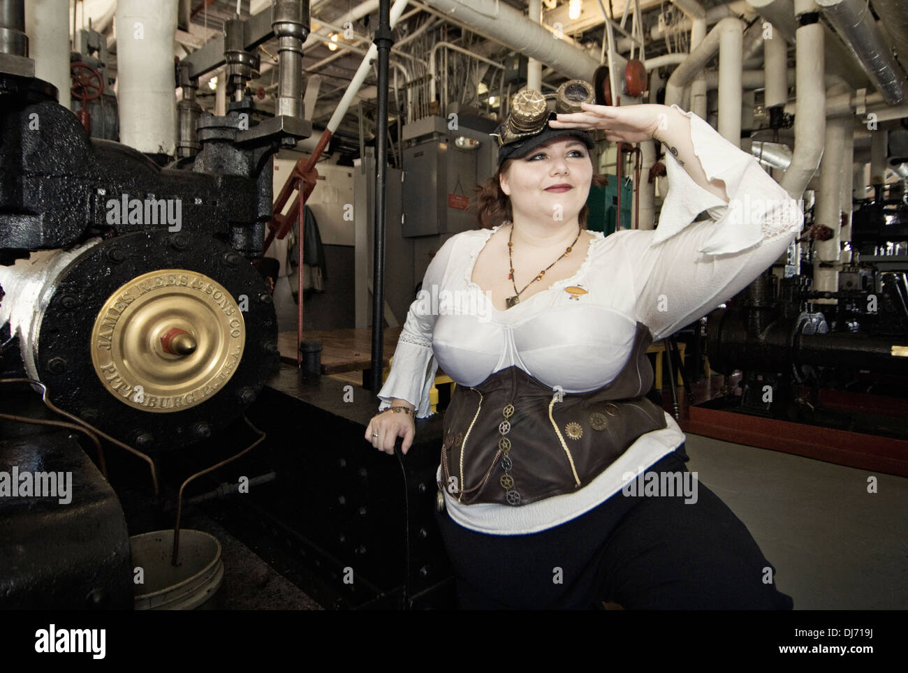 Giovane Donna vestita di steampunk in posa di motore Roo su Belle of Louisville Foto Stock