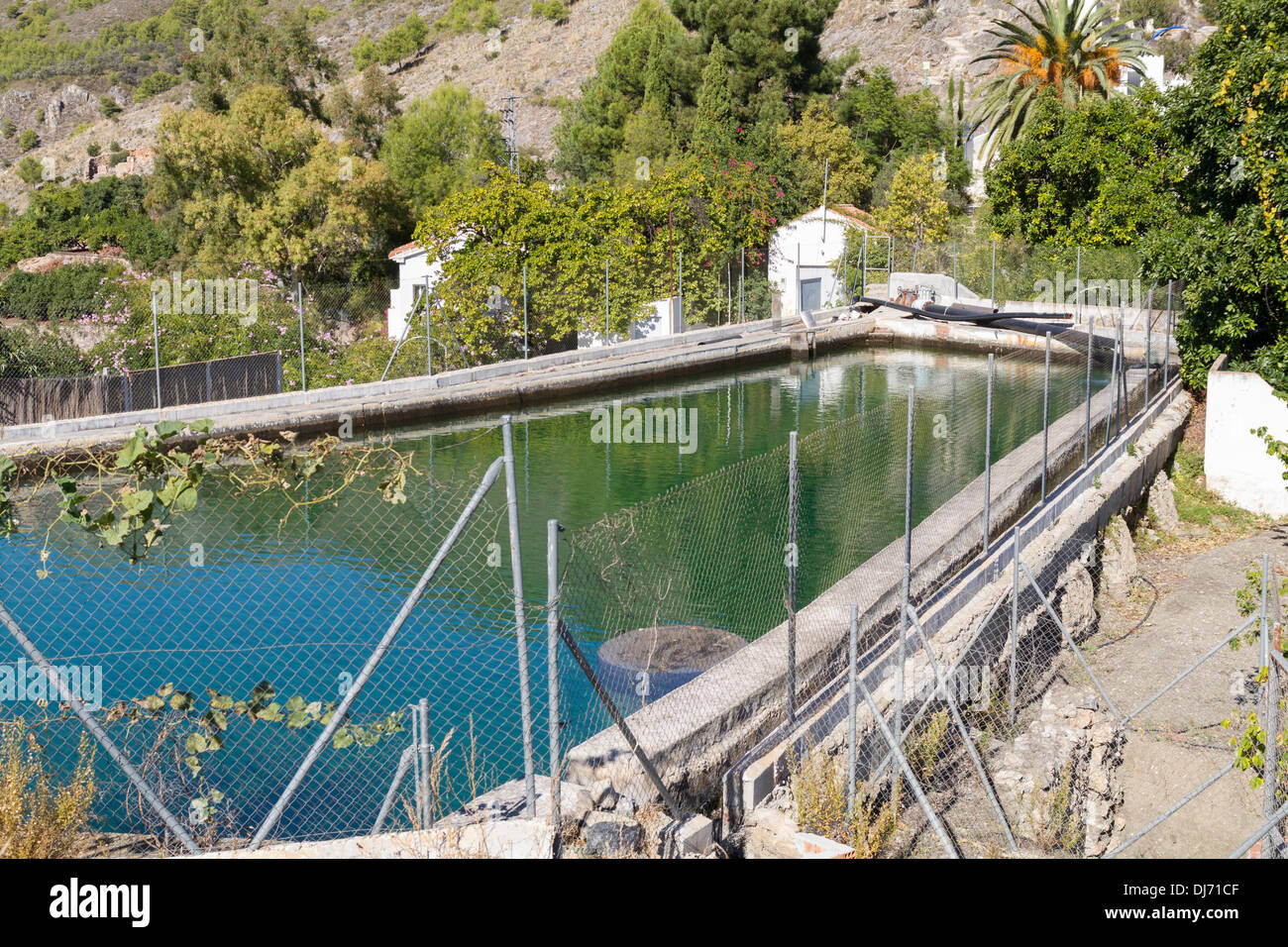 Serbatoio di accumulo dell'acqua utilizzati dagli agricoltori nelle colline di spagnolo Foto Stock