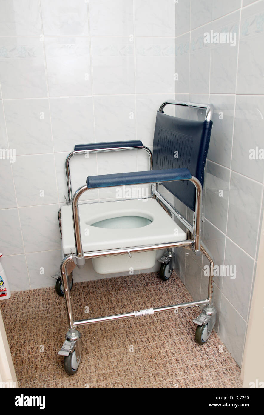 Un Commode per una persona disabile con ruote utilizzate per lavarsi e nella doccia Foto Stock