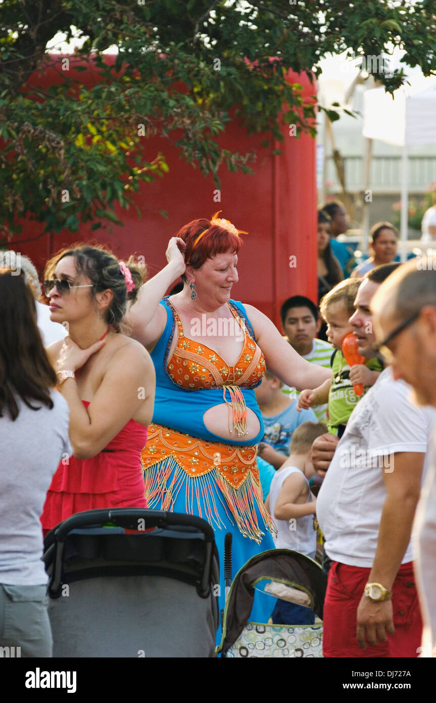 Il sovrappeso una danzatrice del ventre in folla nel 2013 Worldfest Louisville, nel Kentucky Foto Stock