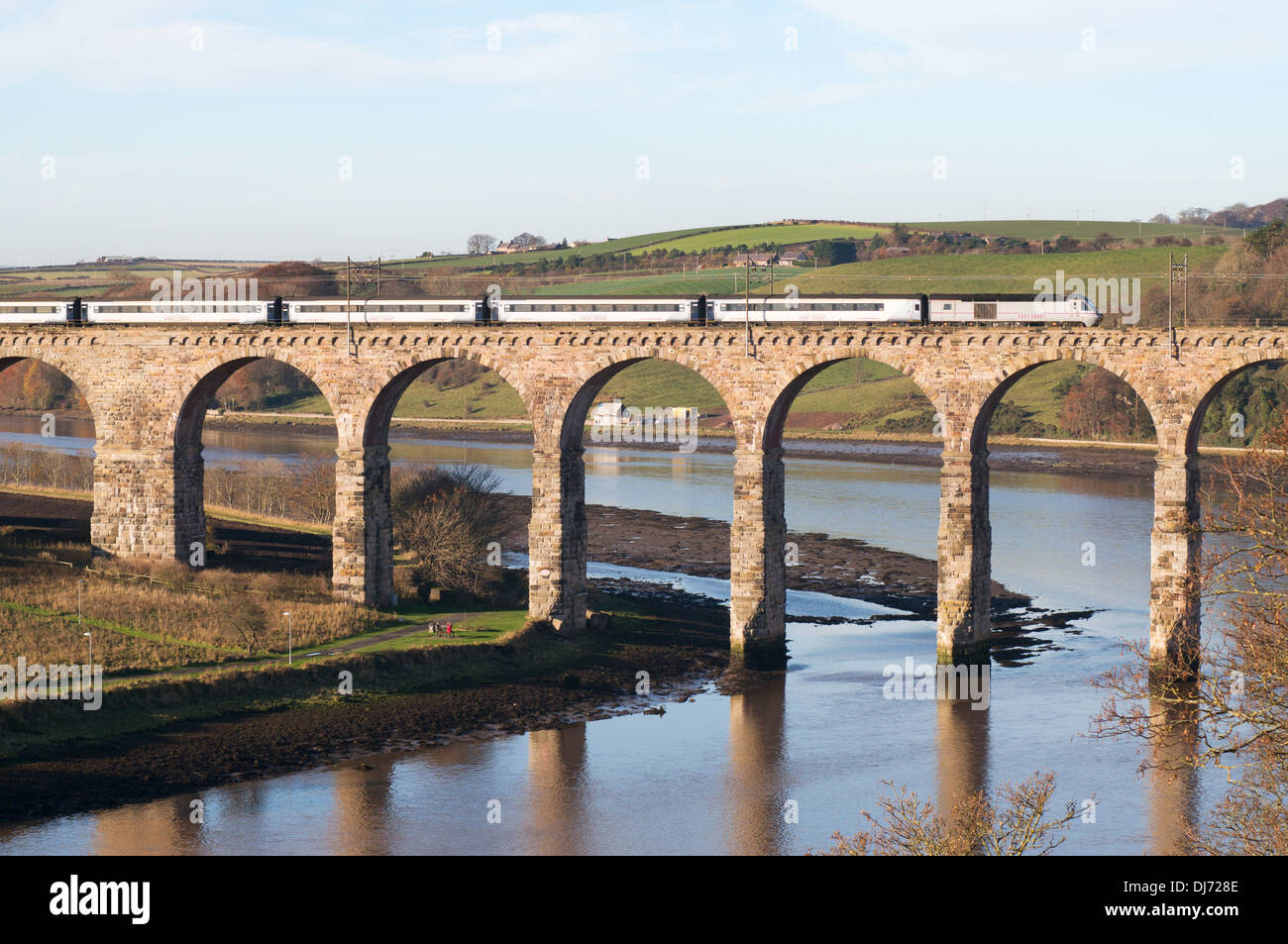 East coast express treno attraversando il confine reale ponte sopra il fiume Tweed, Berwick upon Tweed, Northumberland, England, Regno Unito Foto Stock