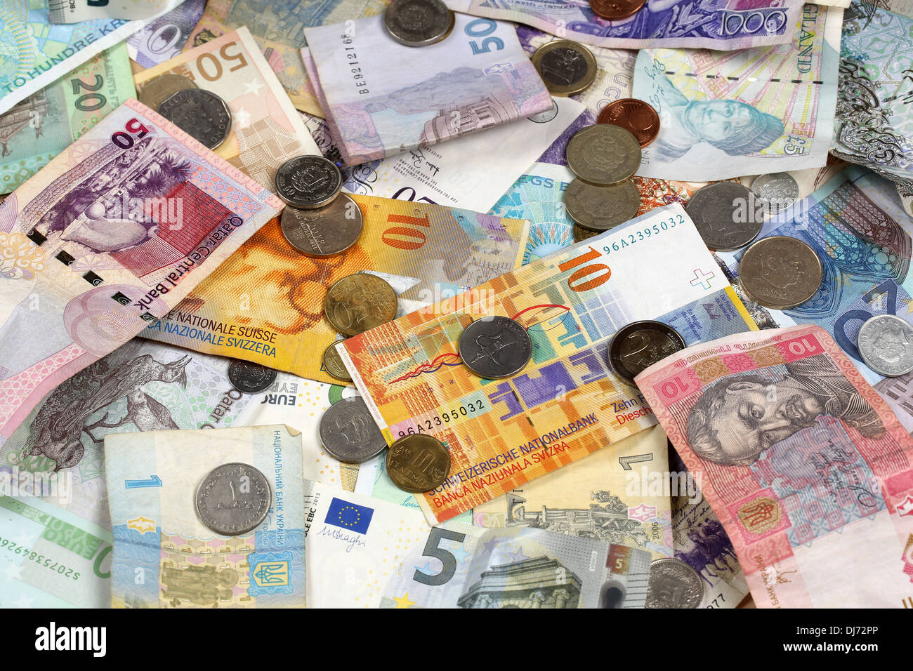 Molte le banconote e le monete in euro come Euro, Dollaro, Franco Svizzero, Pound e Rubel Foto Stock