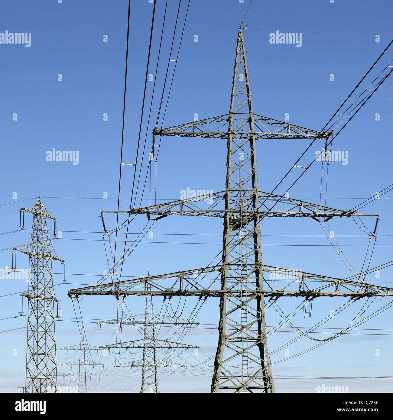 Molti tralicci di energia elettrica contro il cielo blu, energia e potenza argomento Foto Stock