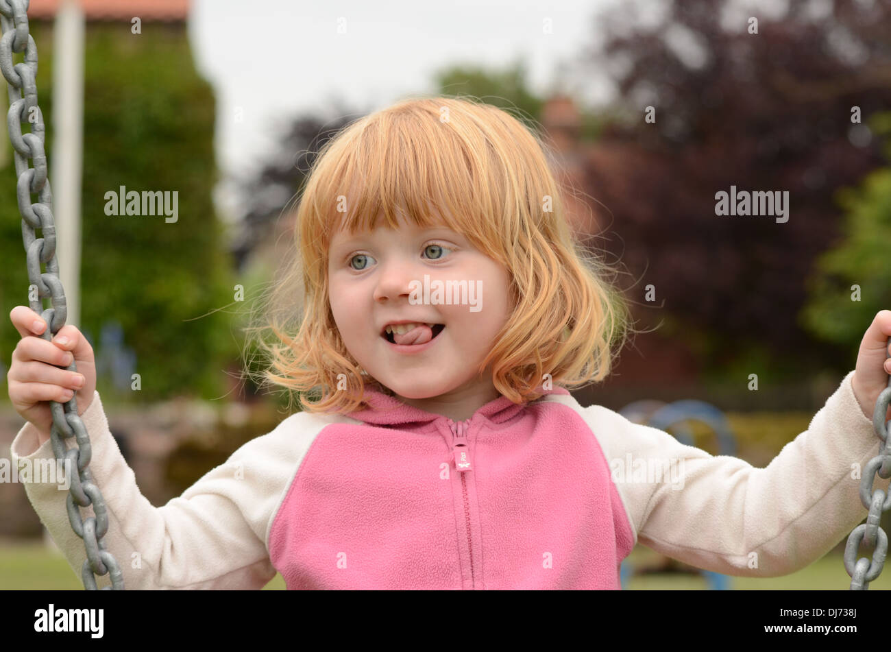 3 anno vecchia ragazza su uno swing Foto Stock