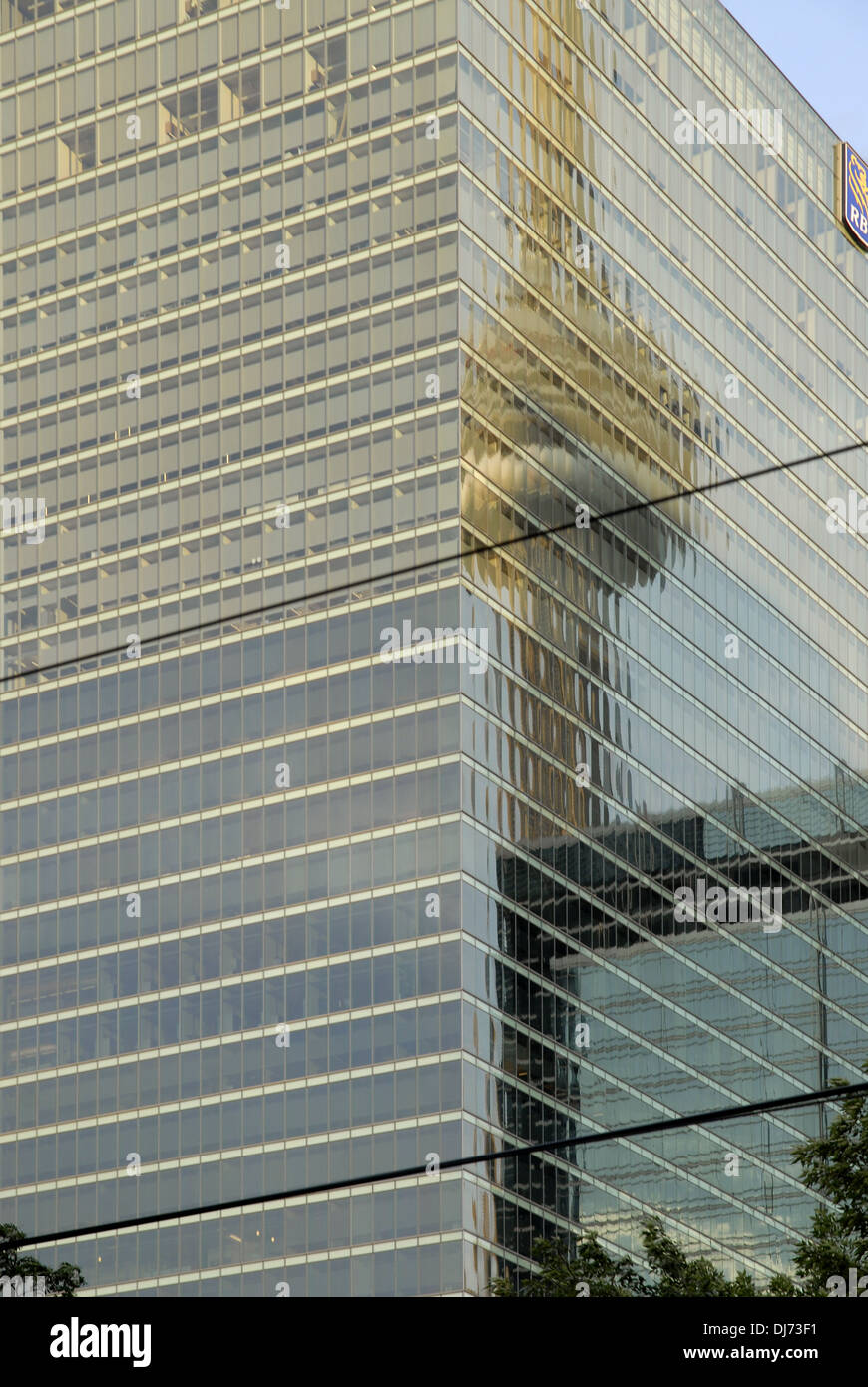 CN Tower si riflette nella costruzione di ufficio di Toronto. Foto Stock