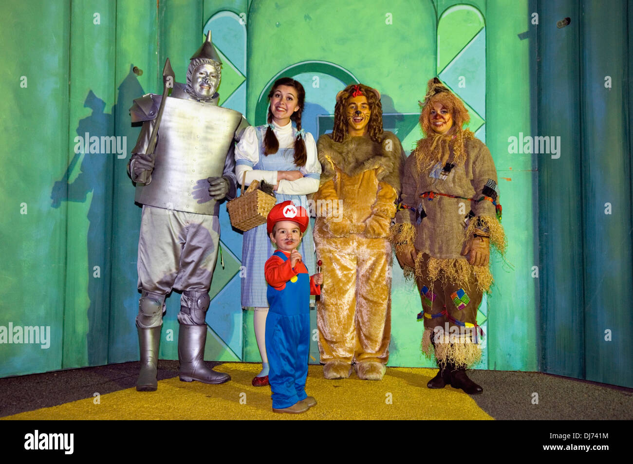 Bambino vestito come Mario per la festa di Halloween con caratteri da The Wizard Of Oz , Louisville Zoo festa di Halloween Foto Stock