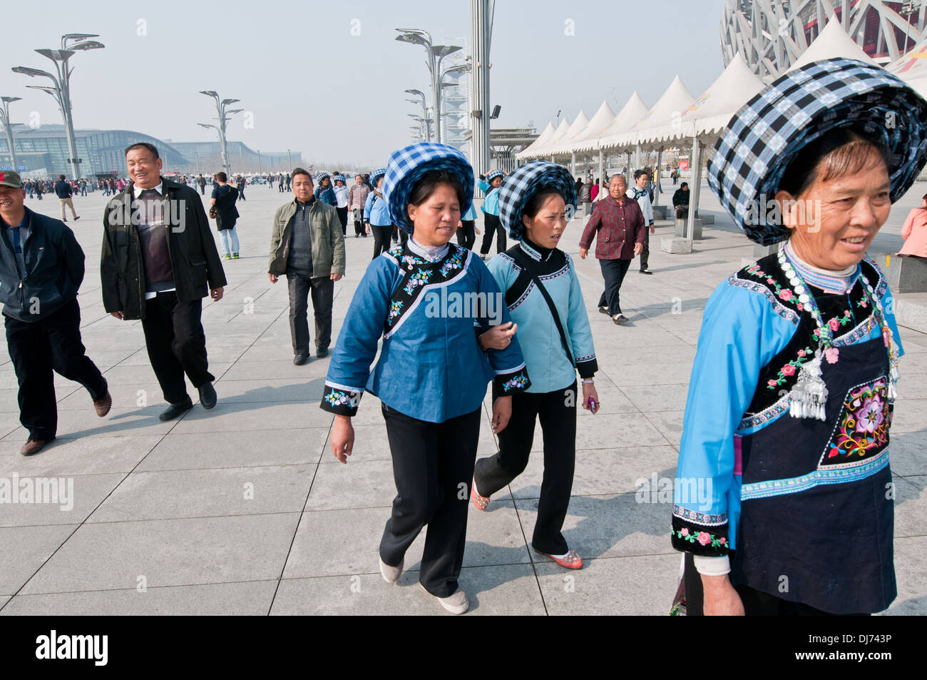 Le donne in costume regionale visita Olympic verde - Parco Olimpico di Pechino, Cina Foto Stock