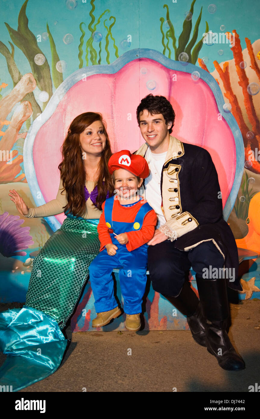 Bambino vestito come Mario per la festa di Halloween con caratteri la Sirenetta al lo Zoo di Louisville Halloween Party Louisville KY Foto Stock