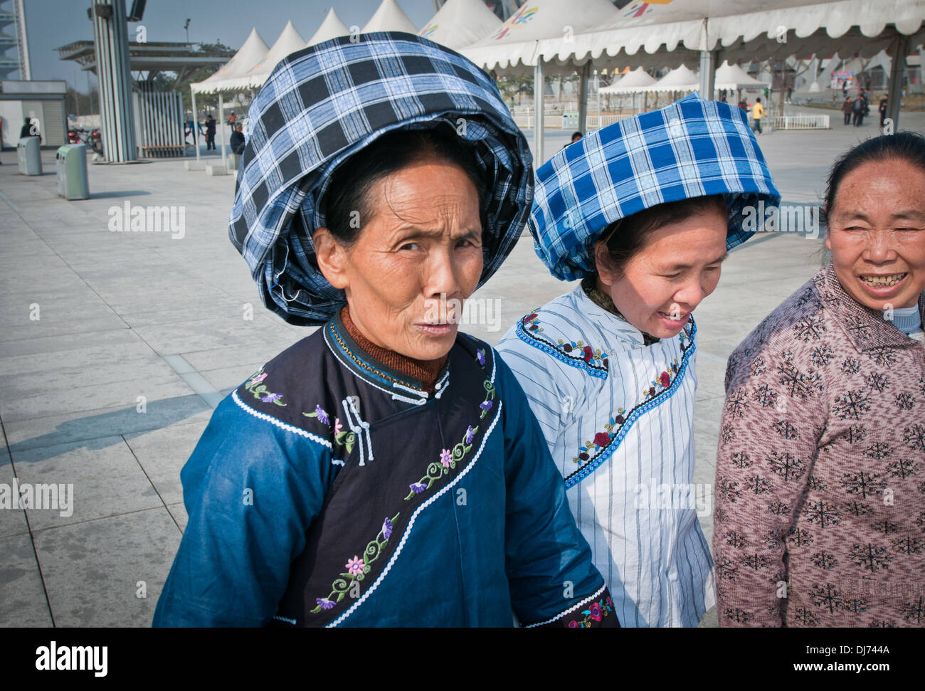 Le donne in costume regionale visita Olympic verde - Parco Olimpico di Pechino, Cina Foto Stock