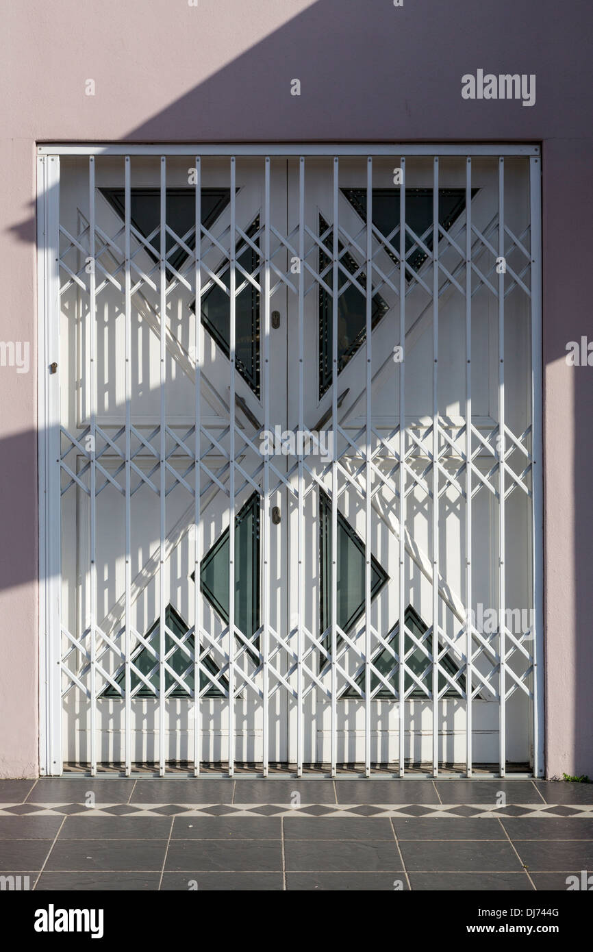 Sud Africa, Cape Town, Athlone sobborgo. Cancello di sicurezza anteriore di ingresso alla casa privata. Foto Stock