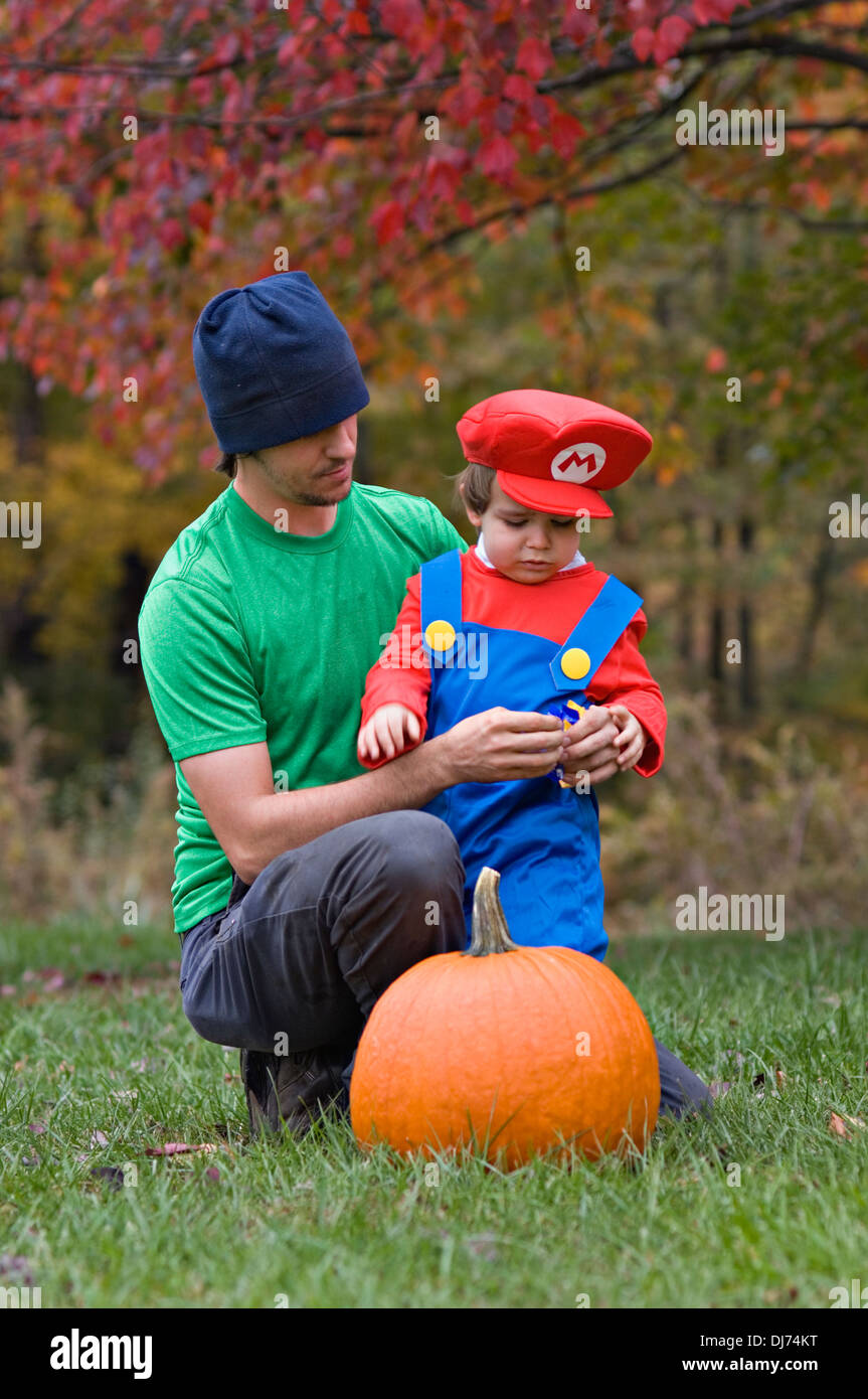 Bambino vestito come Mario con suo padre su Halloween Foto Stock