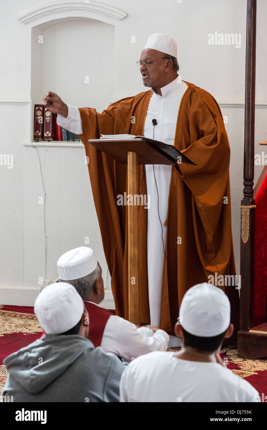 Sud Africa, Cape Town. Una visita di Imam dà il sermone del Venerdì prima delle preghiere al Al-Azhar moschea. Foto Stock