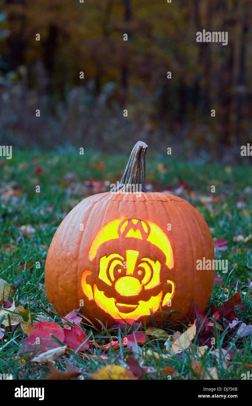 Jack-o-lantern scolpiti a guardare come Mario di Super Mario Brothers Foto Stock