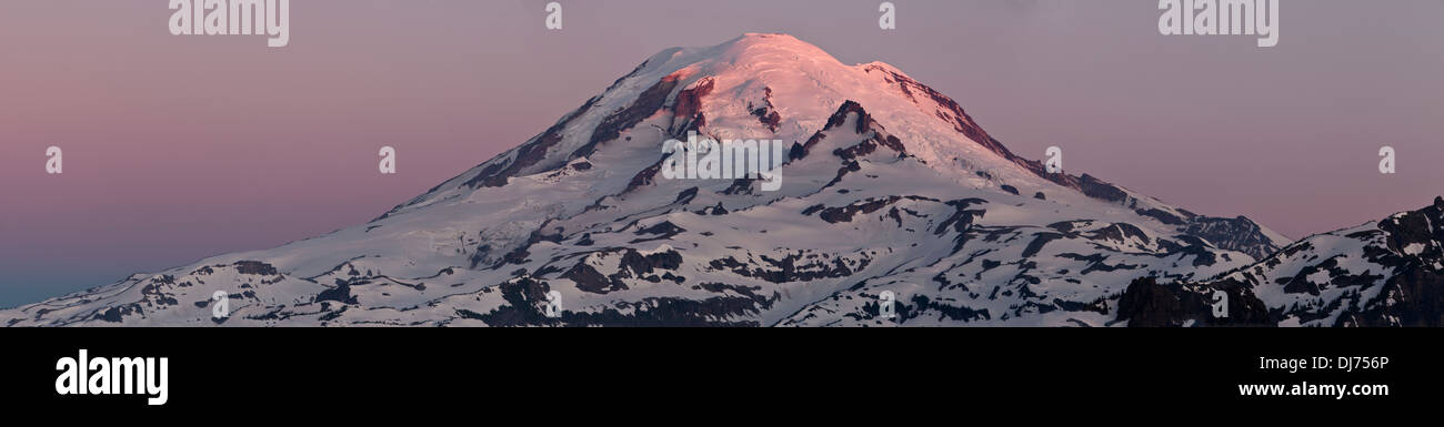 Mattina Alpenglow sul Monte Rainier dal picco Shriner, il Parco Nazionale del Monte Rainier, Washington. Foto Stock