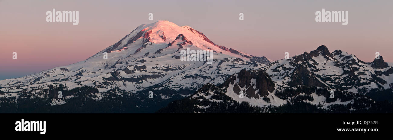 Presto la luce sul Monte Rainier dal picco Shriner, il Parco Nazionale del Monte Rainier, Washington. Foto Stock