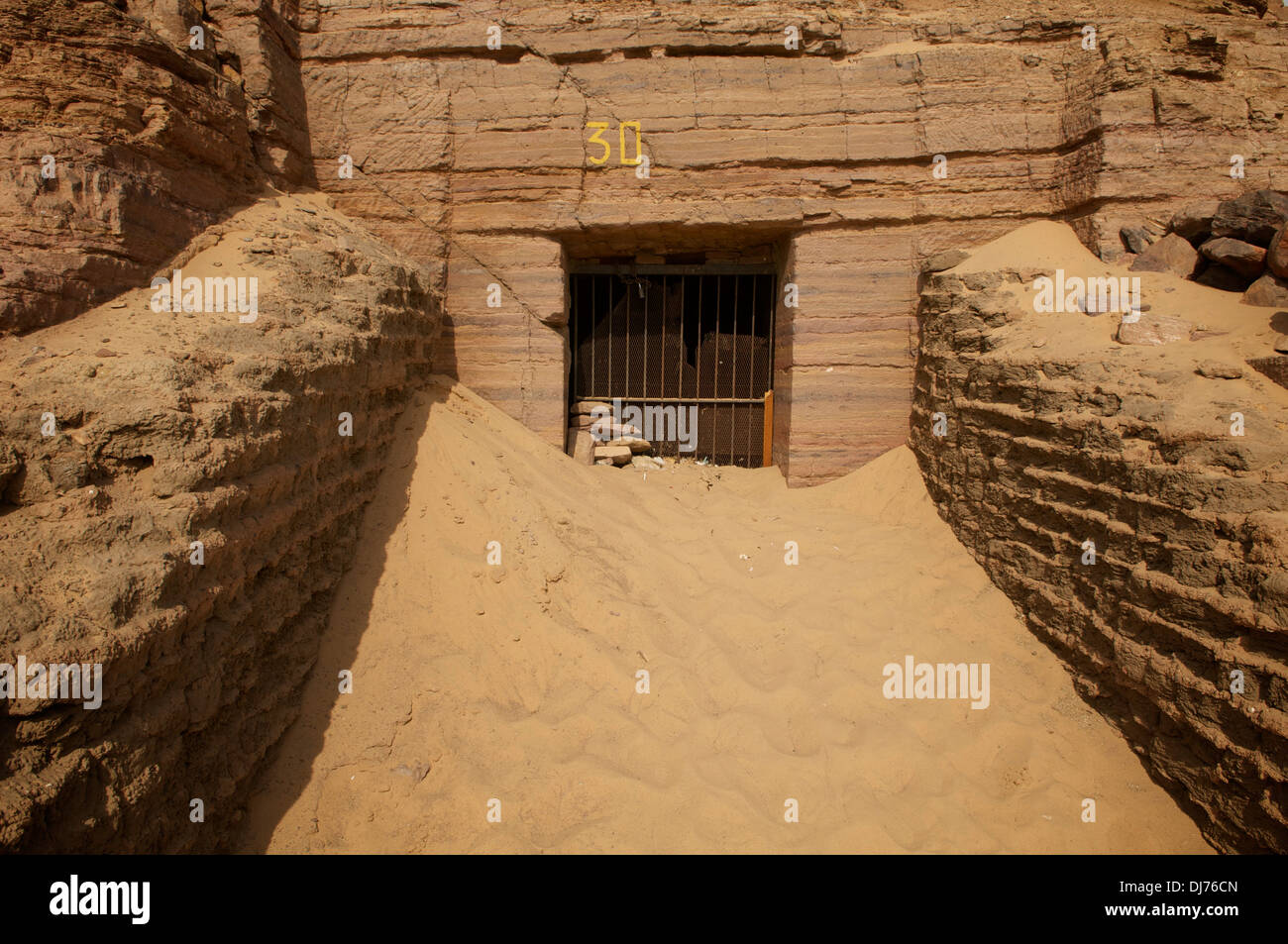 Accumulo di sabbia al precedentemente scavate tomba di uno degli antichi nobili egiziani, ad Aswan, Egitto. Foto Stock