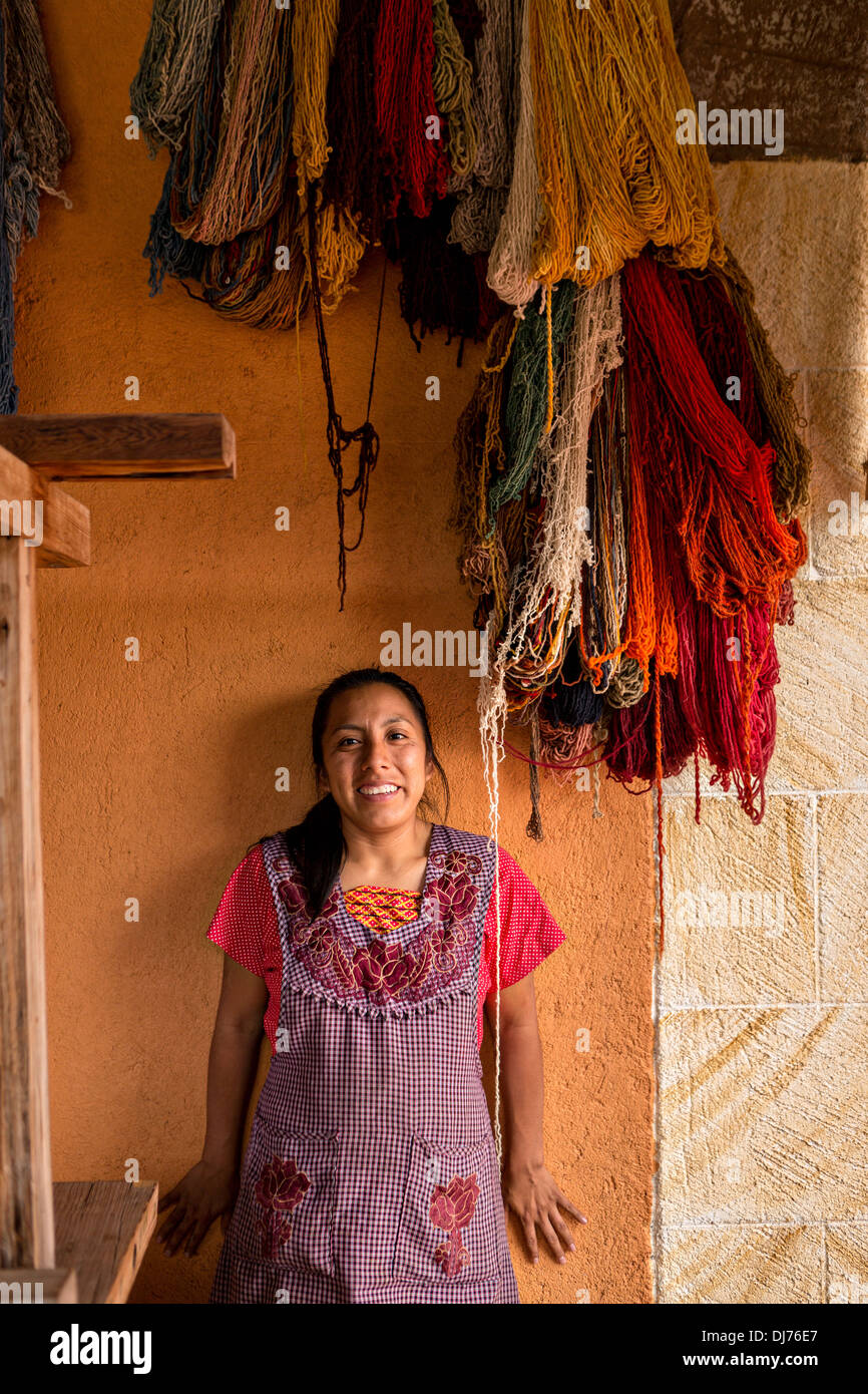 Un zapoteco donna indigena a mano tinti lana utilizzata per la tessitura dei tappeti tradizionali Ottobre 30, 2013 in Teotitlan de Valle, Messico. Foto Stock