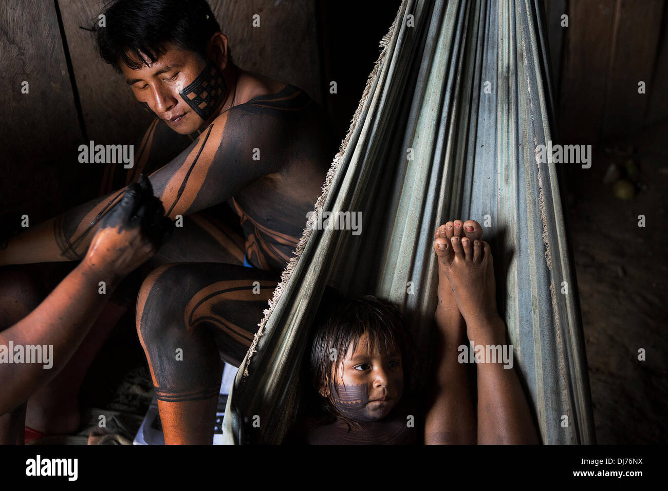 Apr 24, 2013 - Poti-Kro, Para, Brasile - MUKUKA trascorre del tempo con i parenti durante il calore di mezzogiorno. Il villaggio di Poti-Kro è composta quasi esclusivamente di discendenti diretti di due anziani del villaggio. Gli indigeni Xikrin persone vivono sul Bacaja, un affluente del fiume Xingu, dove la costruzione di Belo Monte Dam raggiungendo il picco di costruzione. Alcuni scienziati avvertono che il livello di acqua dell'Bacaja diminuiscono precipitosamente a causa della diga. (Credito Immagine: © Taylor Weidman/ZUMA filo/ZUMAPRESS.com) Foto Stock