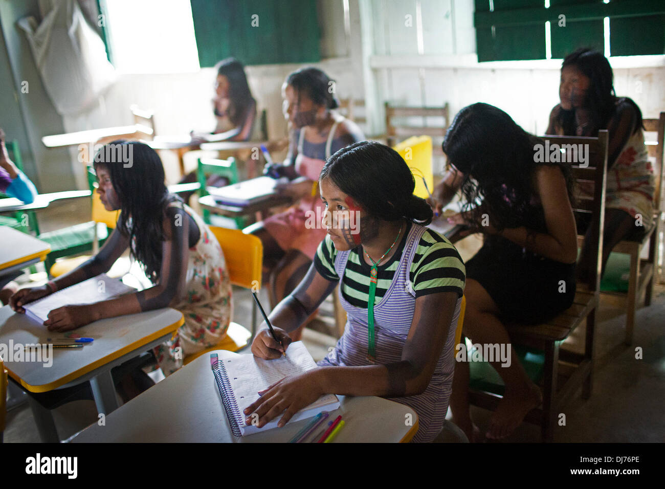 2 maggio 2013 - Poti-Kro, Para, Brasile - Il governo fornisce un'istruzione per studenti Xikrin nei loro villaggi, sebbene la Xikrin si lamentano del fatto che le classi sono insegnati in portoghese piuttosto che la loro lingua nativa. Xikrin persone vivono sul Bacaja, un affluente del fiume Xingu, dove la costruzione di Belo Monte Dam raggiungendo il picco di costruzione. Alcuni scienziati avvertono che il livello di acqua dell'Bacaja diminuiscono precipitosamente a causa della diga. (Credito Immagine: © Taylor Weidman/ZUMA filo/ZUMAPRESS.com) Foto Stock
