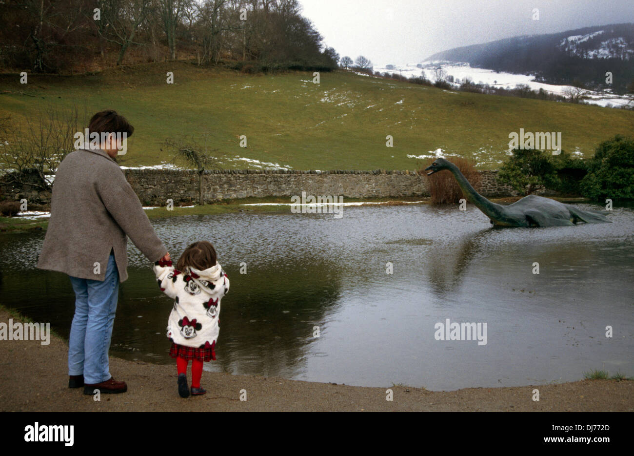 Loch Ness Scozia donna e bambino guardando Monster Foto Stock