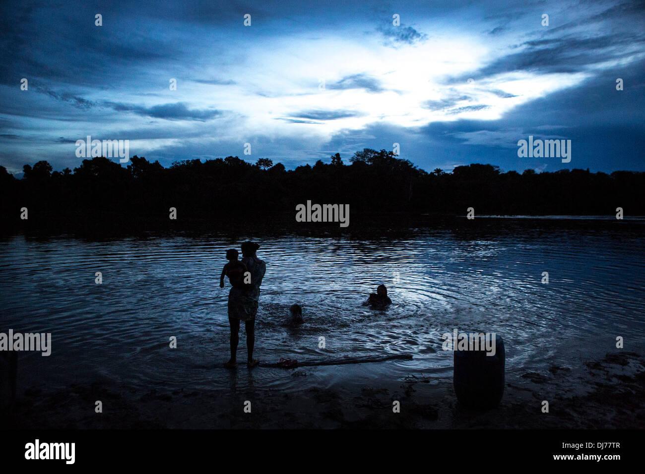Apr 23, 2013 - Poti-Kro, Para, Brasile - la maggior parte delle Xikrin terminare la giornata con un bagno nel fiume. Il fiume Bacaja svolge un ruolo importante nella vita della Poti-Kro Xikrin come una importante fonte di cibo e di trasporto. Xikrin persone vivono sul Bacaja, un affluente del fiume Xingu, dove la costruzione di Belo Monte Dam raggiungendo il picco di costruzione. Alcuni scienziati avvertono che il livello di acqua dell'Bacaja diminuiscono precipitosamente a causa della diga. (Credito Immagine: © Taylor Weidman/ZUMA filo/ZUMAPRESS.com) Foto Stock