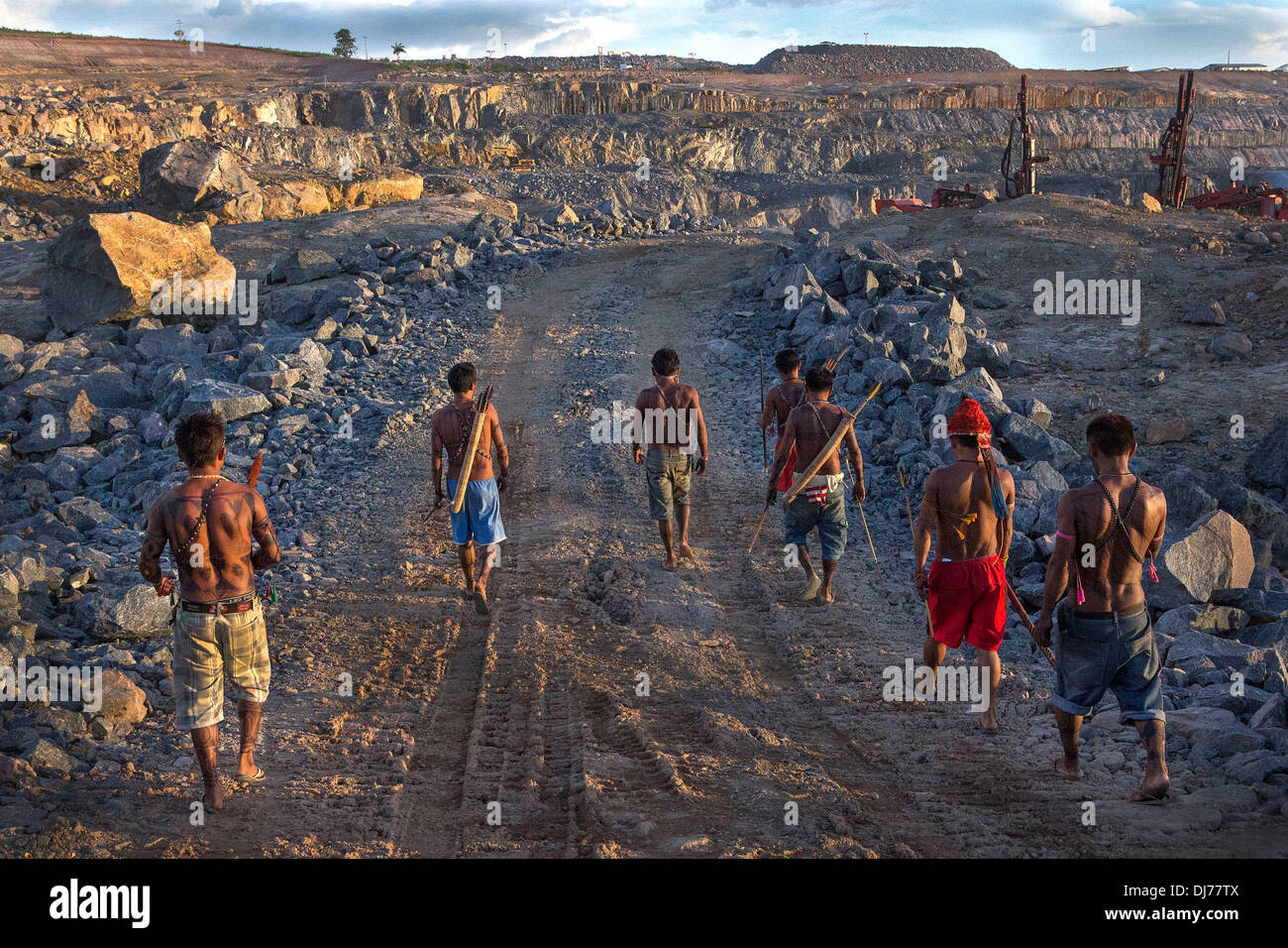 Belo Monte turbina primaria const, Para, Brasile. 27 Maggio, 2013. Munduruku indigeni uomini sondaggio sito estrattivo di Belo Monte Dam. Lo scorso 27 maggio, un gruppo di indigeni costituito prevalentemente da Munduruku occupata la diga e fermato la costruzione del principale sito della turbina. Xikrin persone vivono sul Bacaja, un affluente del fiume Xingu, dove la costruzione di Belo Monte Dam raggiungendo il picco di costruzione. Alcuni scienziati avvertono che il livello di acqua dell'Bacaja diminuiscono precipitosamente a causa della diga. © Taylor Weidman/ZUMA filo/ZUMAPRESS.com/Alamy Live News Foto Stock