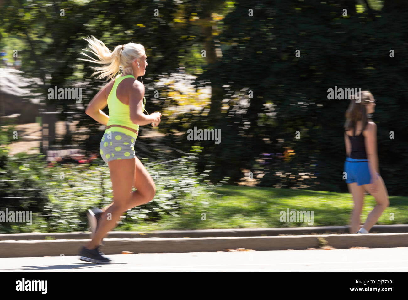 Montare giovani dai capelli biondi donna acceso , il Central Park di New York, Stati Uniti d'America Foto Stock