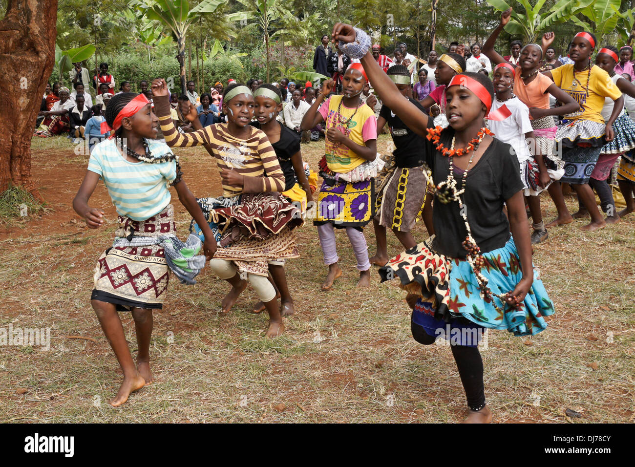 Le ragazze di kikuyu eseguendo la danza, Karatina, Kenya Foto Stock