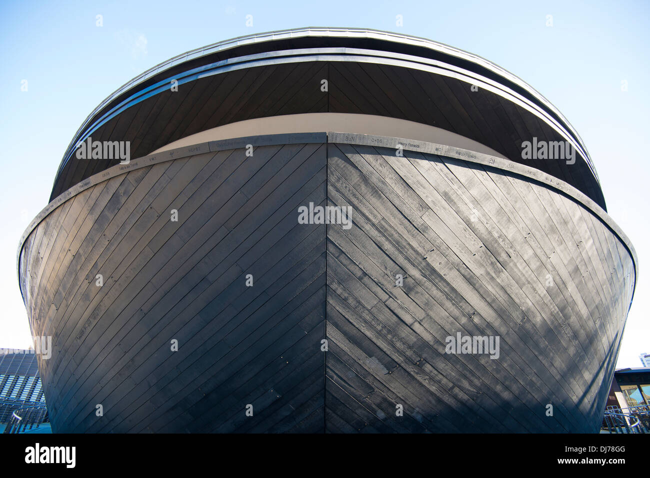 Mary Rose exhibition hall visto dal accanto HMS Victory a Portsmouth historic docks Foto Stock