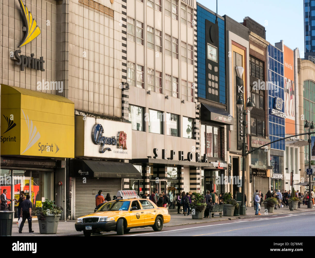 Negozi di vendita al dettaglio su West 34th Street, New York Foto Stock