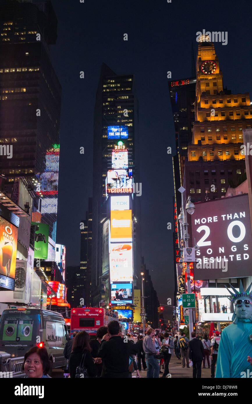 Times Square di notte, New York 2013 Foto Stock