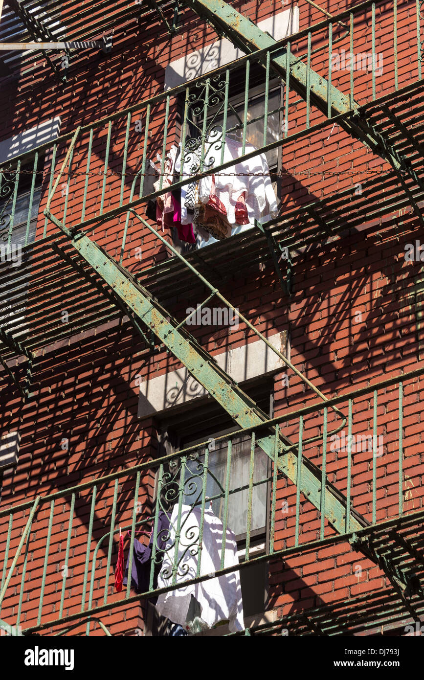 Edificio di mattoni fire escape in Chinatown, NYC Foto Stock