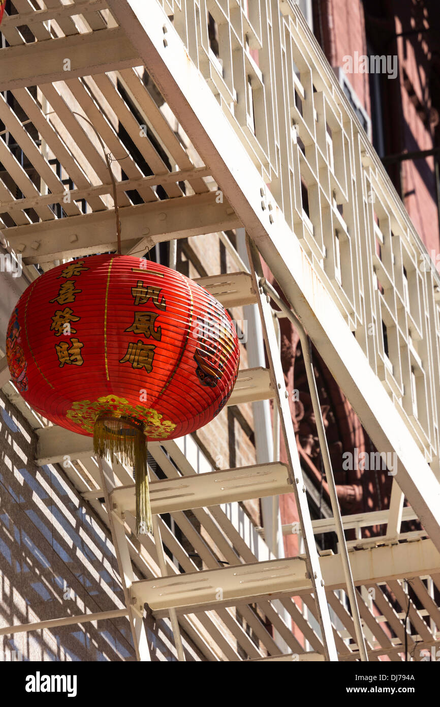 Lanterna e balcone su Bayard Street, Chinatown, NYC Foto Stock